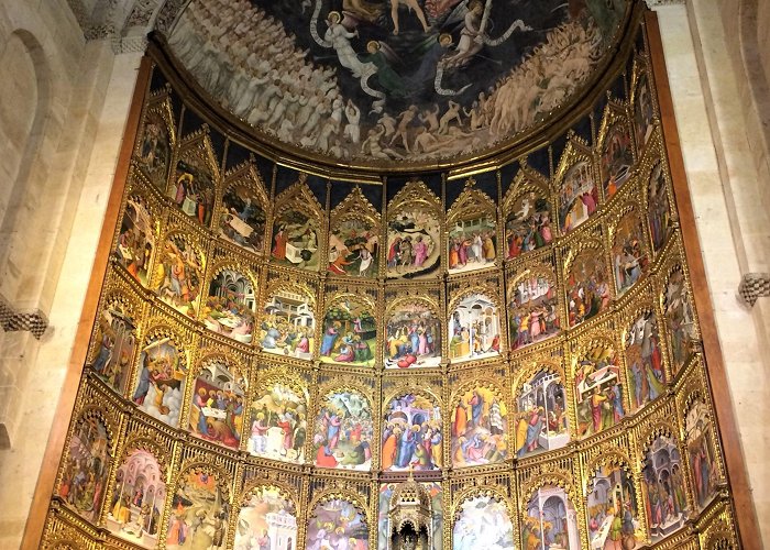 Old Cathedral Iberdrola is to illuminate the altarpiece of the Old Cathedral of ... photo