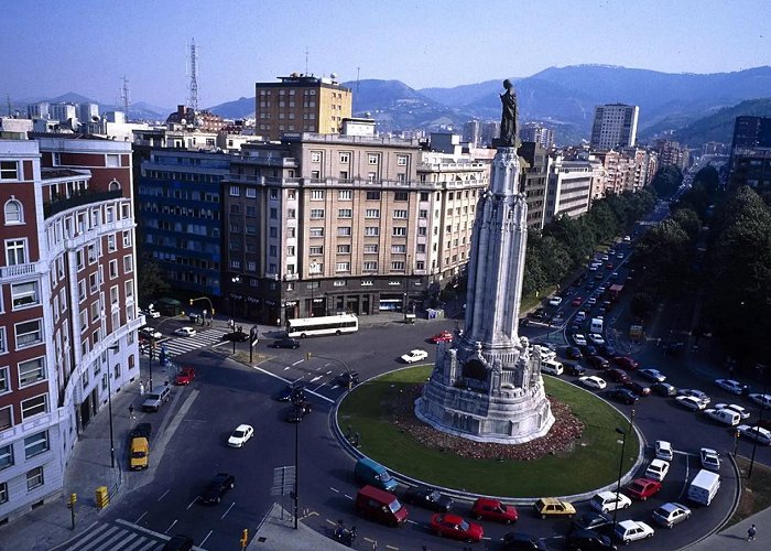 Plaza del Sagrado Corazón Miles de jóvenes se manifiestan en Bilbao contra la "dictadura de ... photo