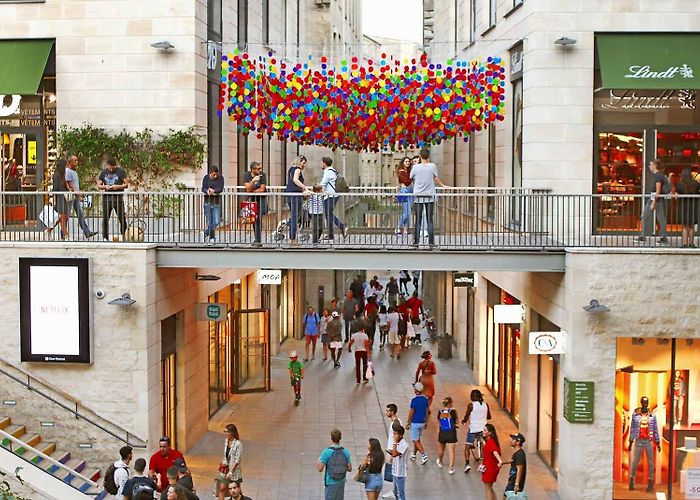 Promenade Sainte-Catherine Ball invasion - Bordéus'18 - Impactplan - Art Productions photo