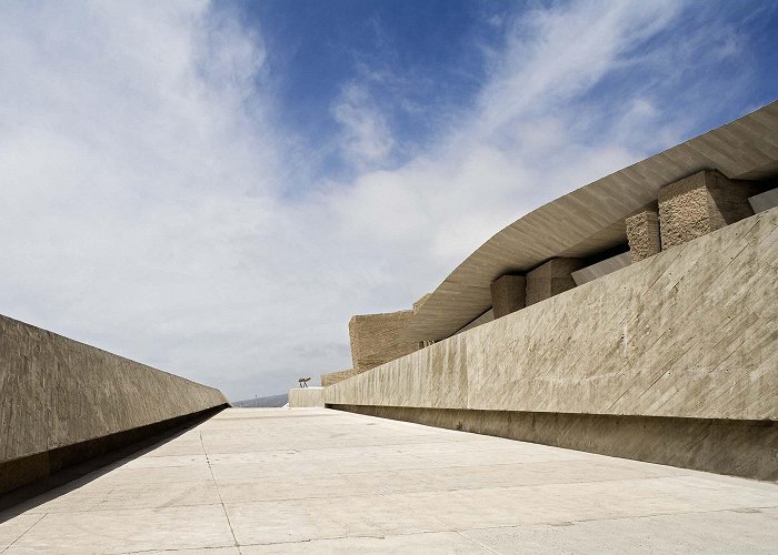 Magma Arte & Congresos Megalith circle in the desert – Daylight and Architecture photo