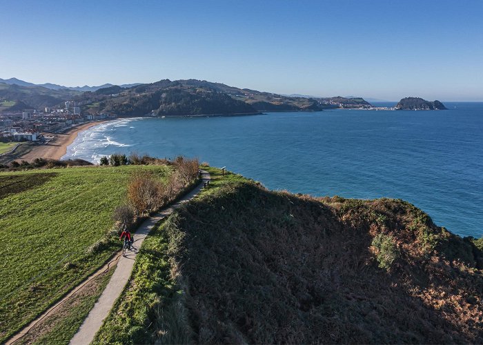 Parroquia San Pedro Apostol de Zumaia Donejakue Bidea: el Camino de la Costa, en bicicleta photo