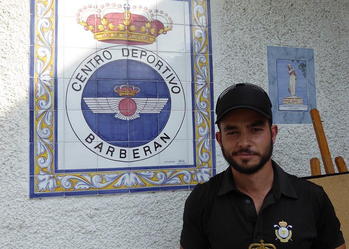 Centro Deportivo Barberan Jorge Simón alza el trofeo de ganador del Circuito de Madrid de ... photo