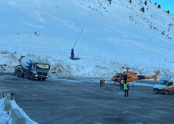Cima Raca La estación de esquí de Astún comienza a reparar el telesilla Cima ... photo