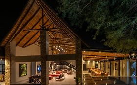 Chobe River Lodge คาซาเนอ Exterior photo
