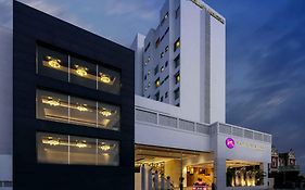 แกรนด์ เมอร์เคียว วโทดารา สุริยา พาเลซ Hotel วาโดดารา Exterior photo