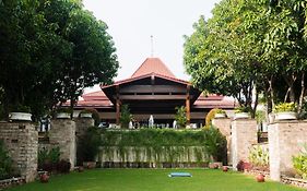 โรงแรมโลริน โซโล Surakarta  Exterior photo
