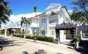 รามาดา สวีท บาย วินด์แฮม โซโล Hotel Surakarta  Exterior photo