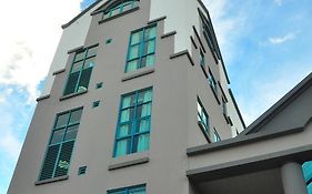 โรงแรมทัตเพลส Kuala Belait Exterior photo