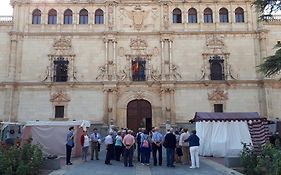 Casa De Huespedes Con Encanto El Sueno Del Quijote Bed & Breakfast อัลกาลาเดเอนาเรส Exterior photo