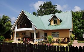 Gold Leaf Self Catering Guest House ลาดิก Exterior photo