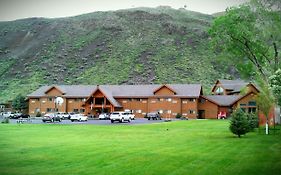 Yellowstone Village Inn And Suites การ์ดีเนอร์ Exterior photo