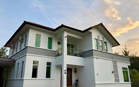Villa Dadap บันดาร์เสรีเบกาวัน Exterior photo