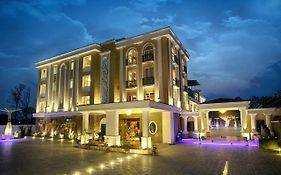 Four Vedas Hotel & Resort สิริกุรี Exterior photo