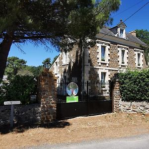 Quatre Chats Sous Un Pin Bed & Breakfast Le Thoureil Exterior photo