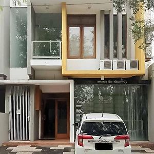 Aimer Guest House Syariah Mitra Reddoorz ชิเลกอน Exterior photo
