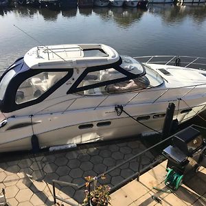 Entire Luxury Motor Yacht 70Sqm - Oyster Fund - 2 Double Bedrooms Both En-Suite - Heating Sleeps Up To 4 People - Moored On Our Private Island - Legoland 8Min Windsor Thorpe Park 8Min Ascot Races Heathrow Wentworth London Lapland Uk Royal Holloway  อีแกม Exterior photo