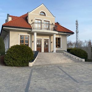 Zielony Dworek Bed & Breakfast เชสโตฮอวา Exterior photo