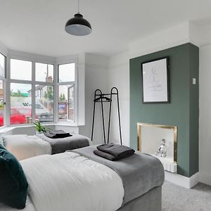 Spacious, Modern Three Bed House - Free Parking & Wifi เชมส์ฟอร์ด Exterior photo