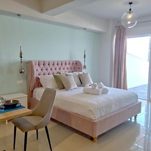 Epipleon Luxury Suites -106- Δωμάτιο 40Τμ Με Βεράντα 45Τμ Μπροστά Στην Θάλασσα นาฟปาคตอส Exterior photo