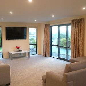 Large Group Greymouth Accommodation. 2 Adjacent Houses With Outdoor Hot Tub, 7 Bedrooms, 6 Queens & 6 Single Beds 3 Bathrooms, 3 Toilets. เกรย์เมาท์ Exterior photo