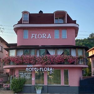 Family Hotel Flora ซลาโตกราด Exterior photo