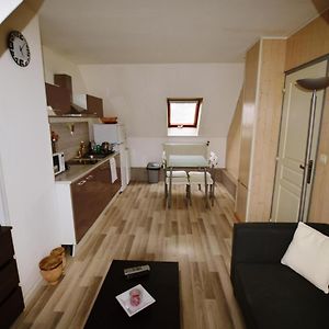Room In House - F2 In Suburban Residence 30 Km From Paris แซงต์-เฌแมง-เลส์-กอร์เบล์ Exterior photo