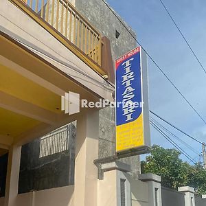 Homestay Tirtasari Pinrang City Center Mitra Reddoorz Exterior photo