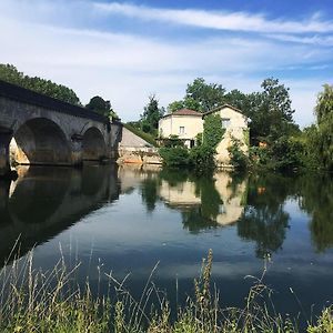 Petit Boudoir Rez De Chaussee Bed & Breakfast Triac-Lautrait Exterior photo