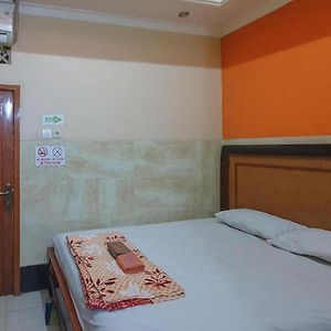 Homestay Gayatri Sawojajar Near Univ Negeri Malang Kampus 2 Mitra Reddoorz Exterior photo