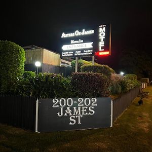 Asters On James Motor Inn ทูวูมบา Exterior photo