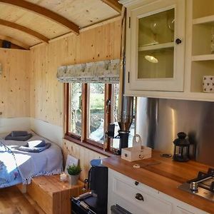 Handcrafted Shepherds Hut Apartment Toppesfield Exterior photo