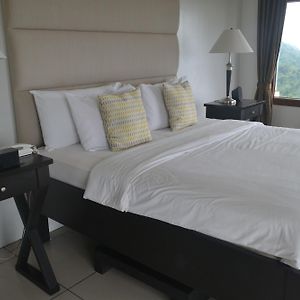 8 สวีท บาย แฟต จิมมีส์ Hotel Tagaytay City Exterior photo