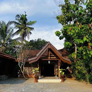 Griyo Jawi - Cabins & Pool มาเกอลัง Exterior photo