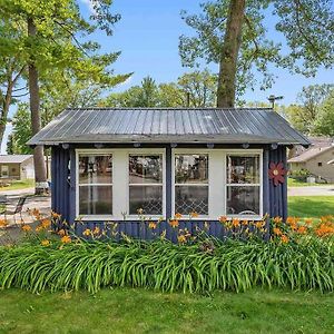 Cozy Pet Friendly Cabin With Dock, Firepit, Bikes, Grill Apartment Newaygo Exterior photo