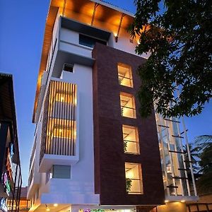 Harivaram Yuga Hotel กูรูวาเยอร์ Exterior photo