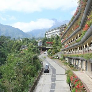 Seruni Hotel Gunung Pangrango ซิซารัว Exterior photo