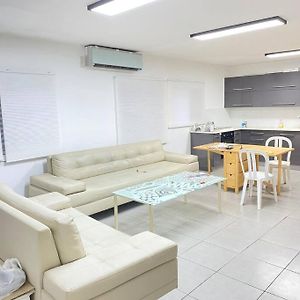 דירת בקומה ראשונה כמו בית פרטי עם מרפסת שמש Apartment โฮลอน Exterior photo