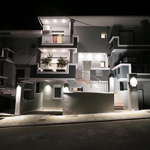 5 Luxury Apartments อิโออันนินา Exterior photo