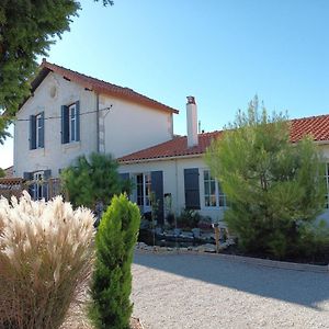 Le Clos Des Passiflores - Chambres Et Table D'Hotes ปงส์ Exterior photo