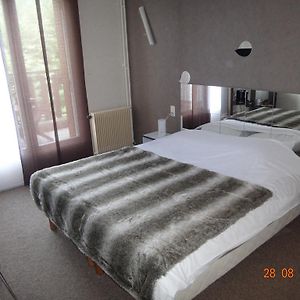 Hotel Bon Accueil โอโยนนักซ์ Room photo