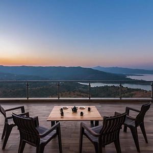 Eyes On The Lake By Stayvista - A Hillside Villa With A Captivating View Of The River ปูเน่ Exterior photo