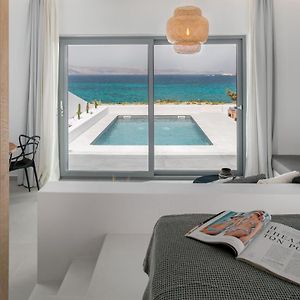 Seanfinity Beachfront Suites มีกรีวิกลา Exterior photo