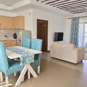 Kikambala Luxurious Two Bedroom - Beachfront, Swimming Pool View, Wifi, Smart Tv, Ample Parking, 24Hr Security มอมบาซา Exterior photo