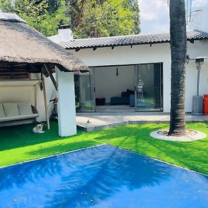 Cozy Home With A Pool,Garden And Small Lapa, 2 Bed แซนด์ตัน Exterior photo