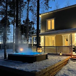 Luxurious Villa Snow With Jacuzzi โรวานิเอมิ Exterior photo