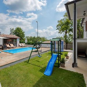 A Charming Poolside Villa In พาซิน Exterior photo