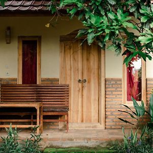 Bisma Menjangan Homestay บันยูเวดัง Exterior photo