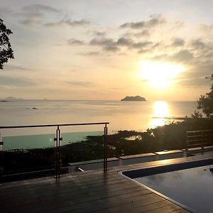 Family Cliff House - Private Jacuzzi With Beach Views ปะทิว Exterior photo