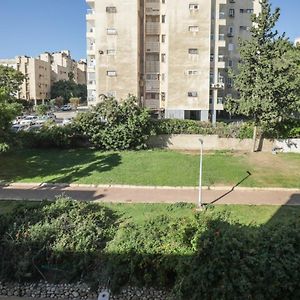 Kratkosrochnaya Posutochnaya Arenda Bat - Yam! Apartment บัตยัม Exterior photo