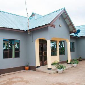 Gorgeous 4 Bedroom House Ideal For Families And Large Groups Boma la Ngombe Exterior photo